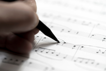 Primer pla mà escrivint partitura